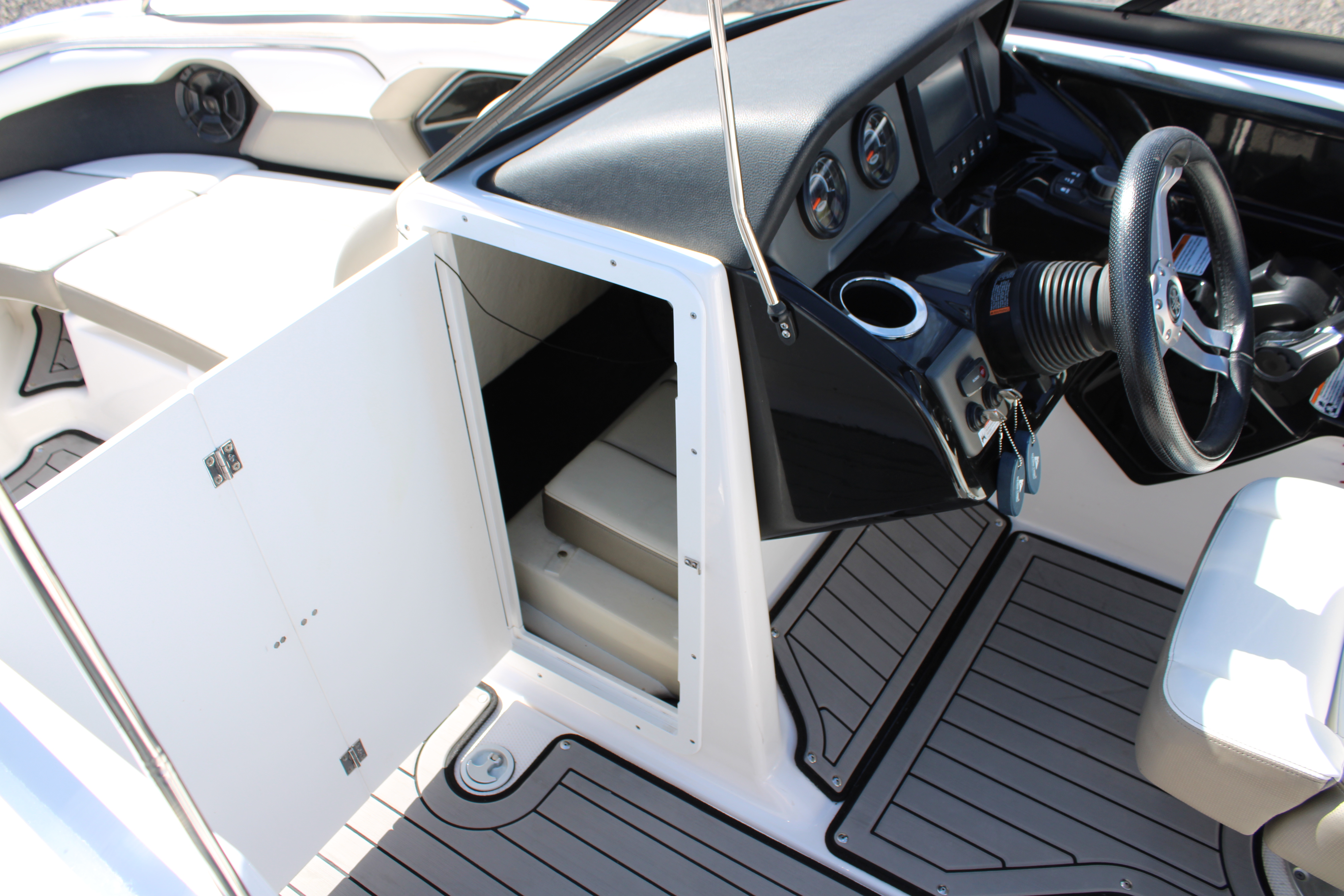 2018 Yamaha Boats 212X Boat