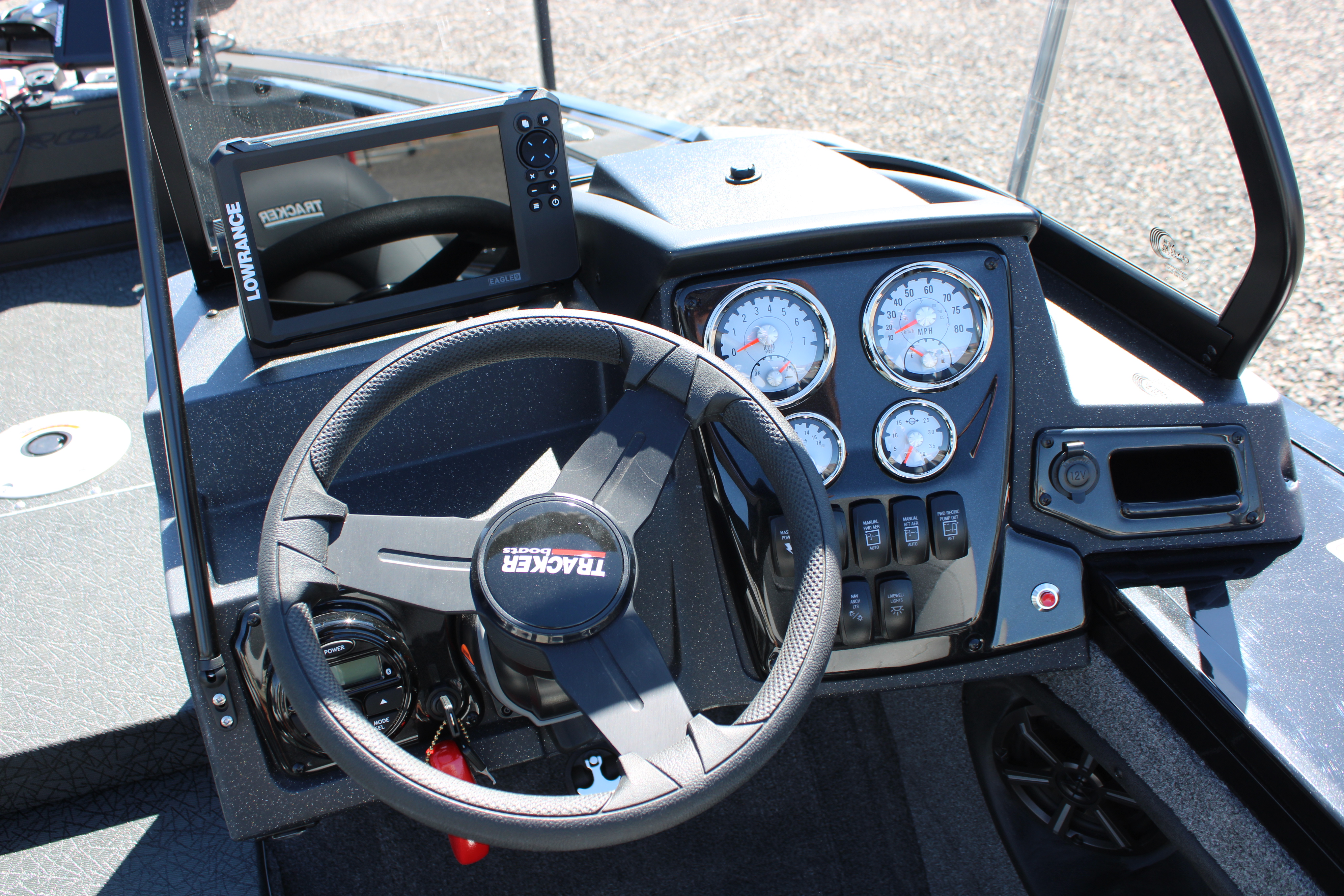 2027 Tracker TARGA V18 CB Boat