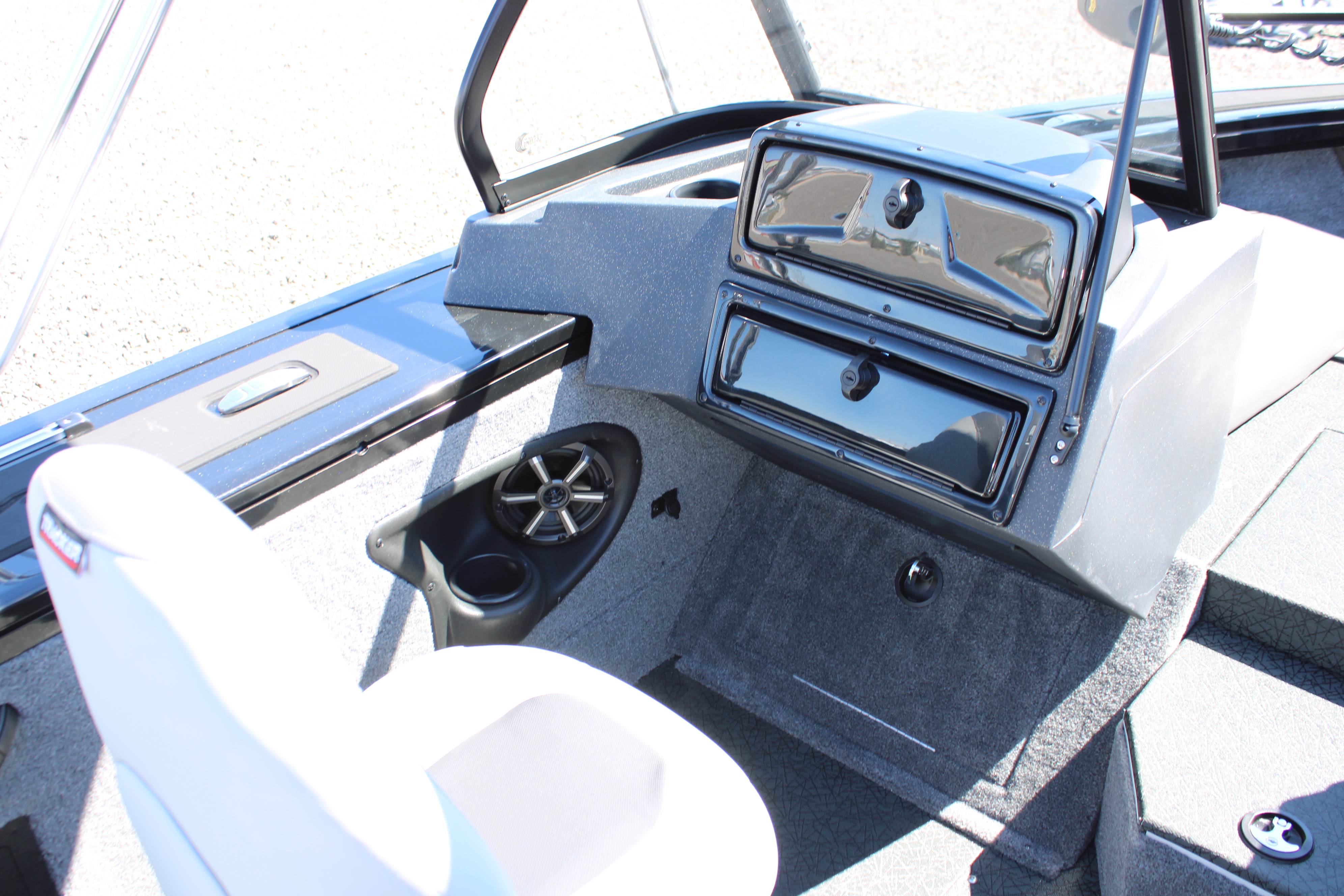 2027 Tracker TARGA V18 CB Boat