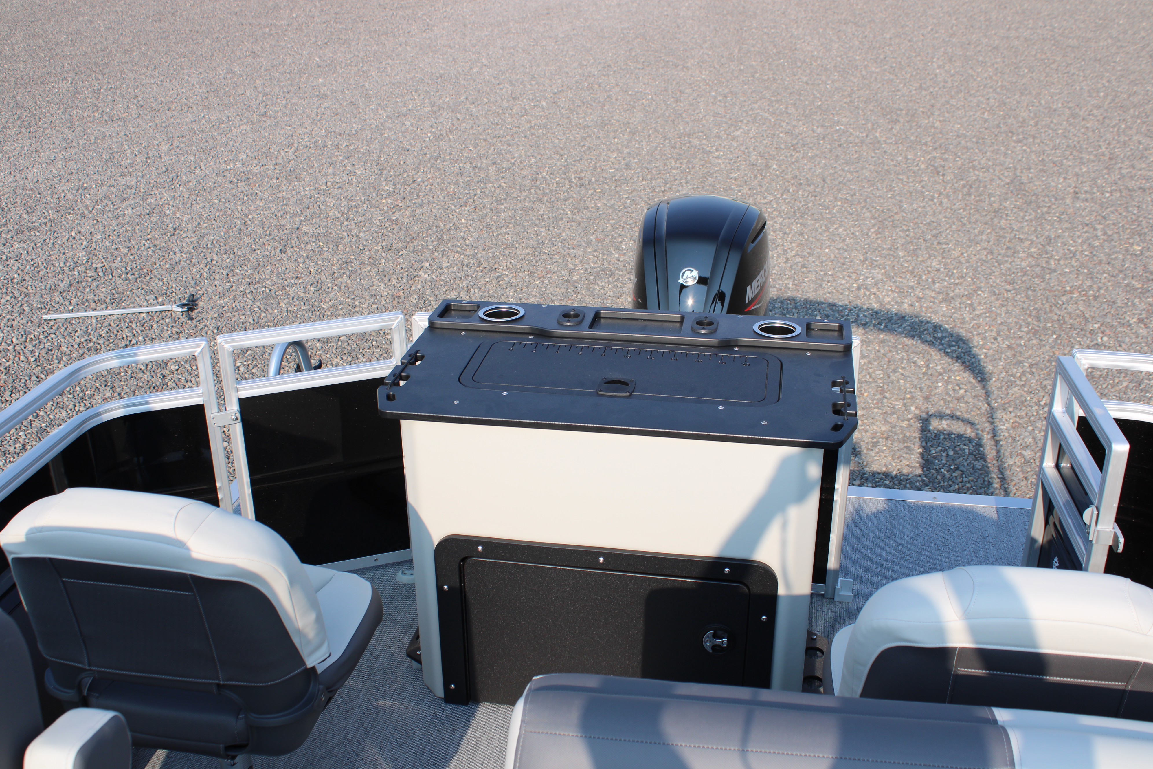 2027 Sun Tracker FB22 Boat