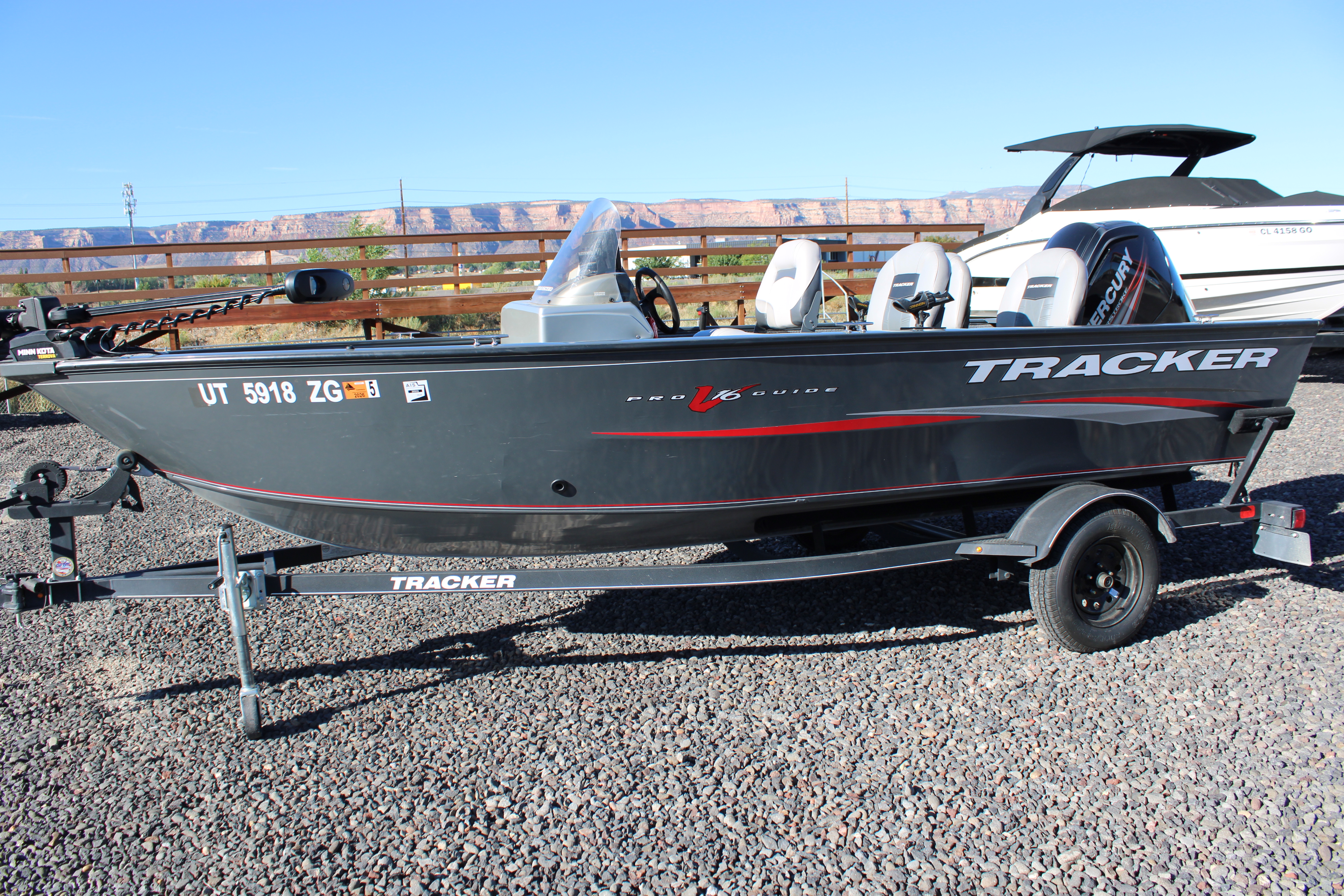 2018 Tracker Boats Pro Guide V-16 SC Boat